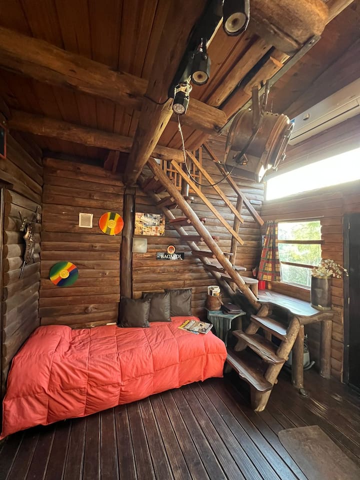 escalier accès à la chambre et lit 1 place au rez-de-chaussée