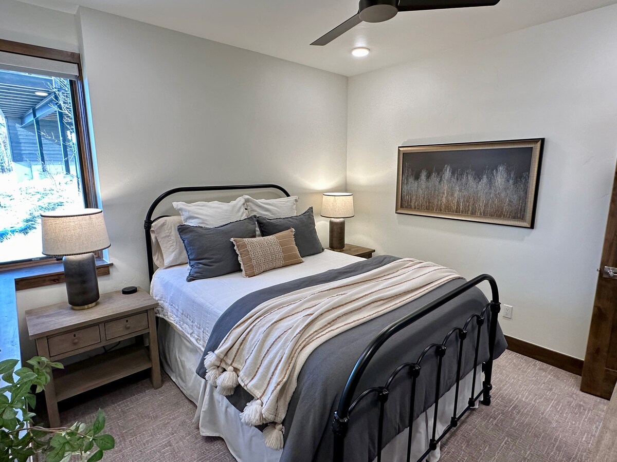 Spálňa s manželskou posteľou Queen na nižšej úrovni