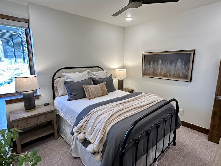 Უფრო დაბალი დონის საწოლი 152 × 203 სმ