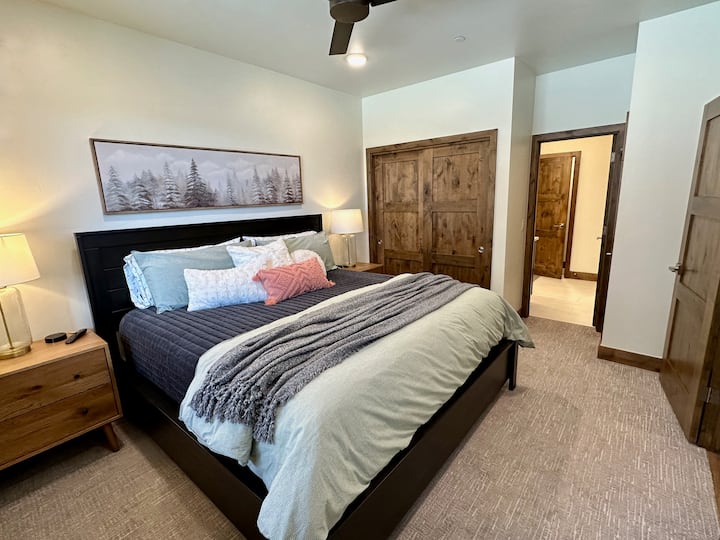 Მეორადი დიდი საძინებელი ლუქს-კლასის სააბაზანოთი