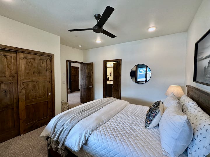 Ქვედა დონის დედოფლის საძინებელი ლუქს-კლასის სააბაზანოთი