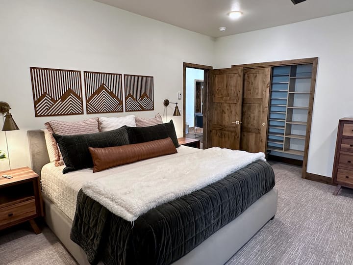 Ძირითადი საძინებელი თქვენი ყველა ნივთისთვის საკმარისი სივრცით