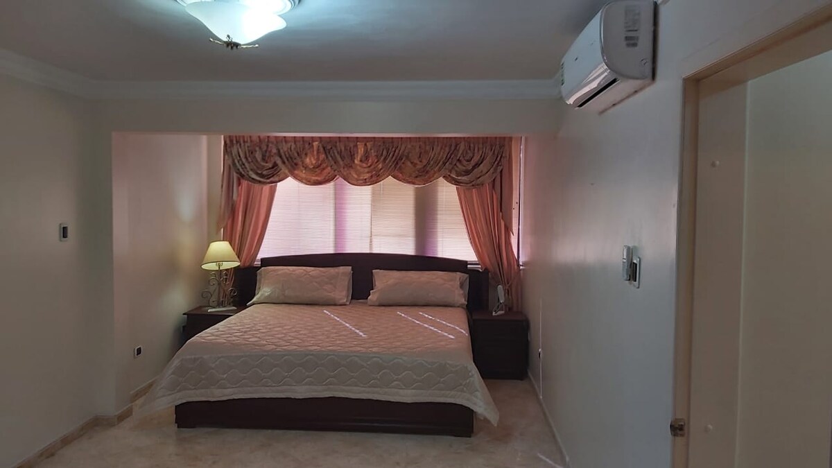 VEĽKÁ MANŽELSKÁ POSTEĽ A VLASTNÁ KÚPEĽŇA S JACUSSI 