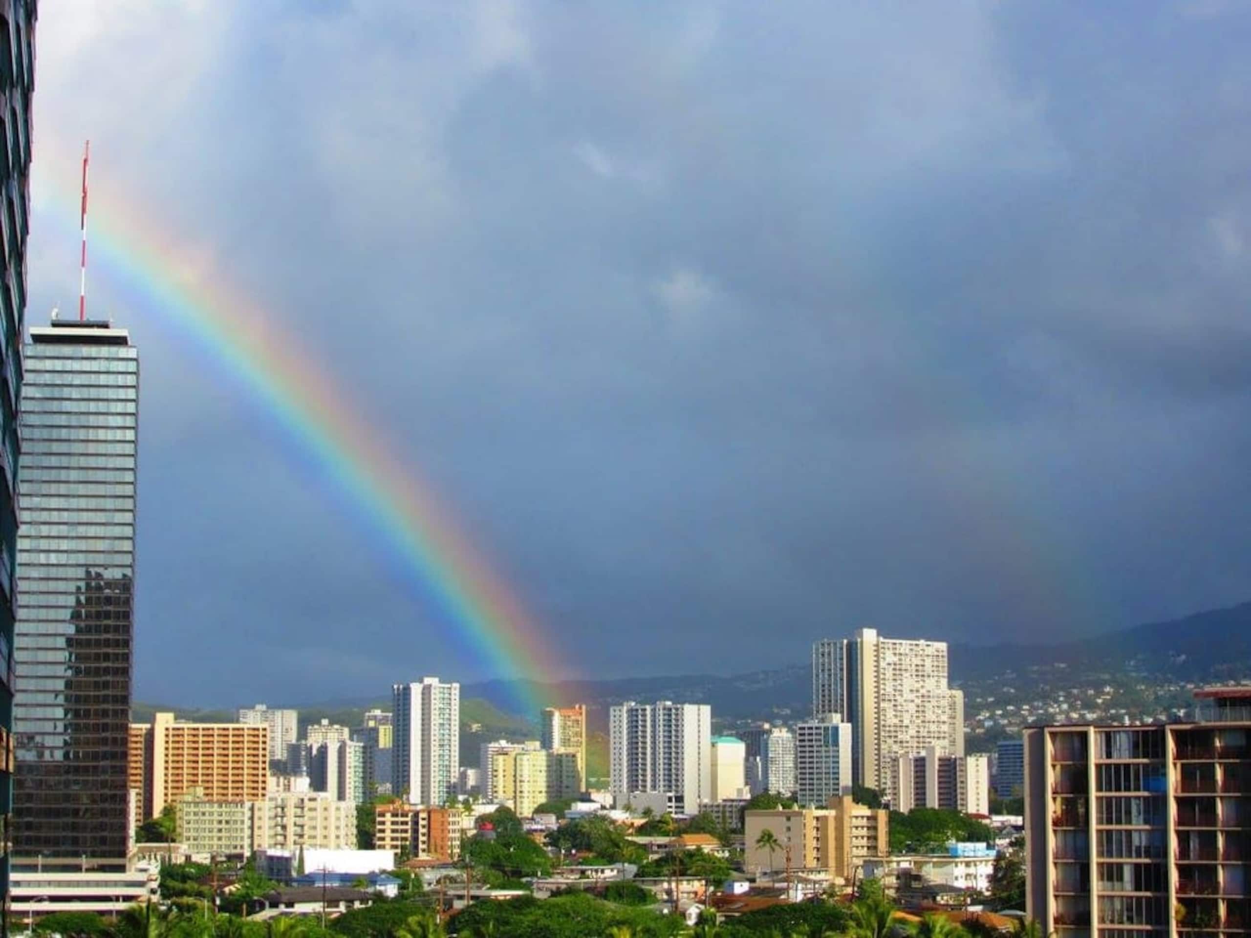 Condo in Honolulu · ★4.9 · 2 bedrooms · 4 beds · 1 private bath - Image 37