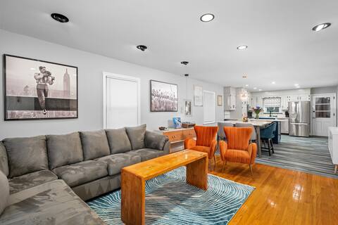 Chic, Modern & Cozy~Walk to Train~Free Parking NYC