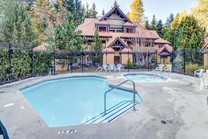 New Reno! Large Unit! A/c, Pool & Hot Tub! - Whistler