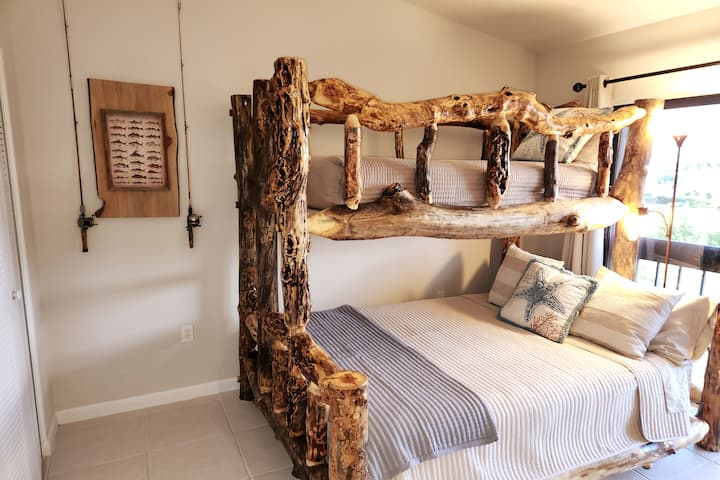 Dhomë gjumi për vizitorët me krevat dopio "log queen"/krevat dopio