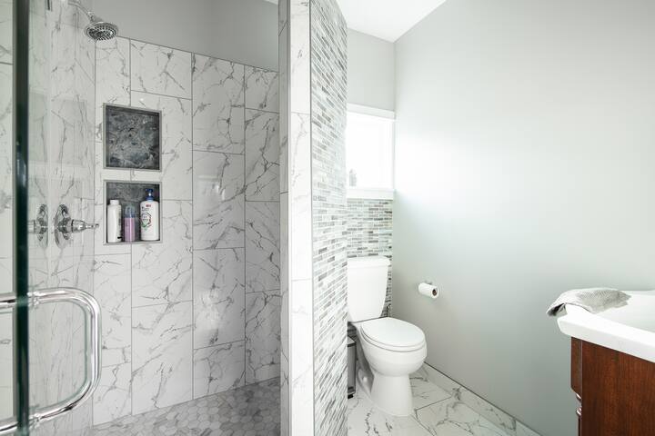 Home with City and Water Views gallery image 2