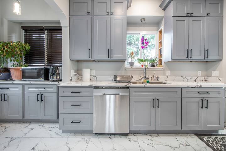 Home with City and Water Views gallery image 4