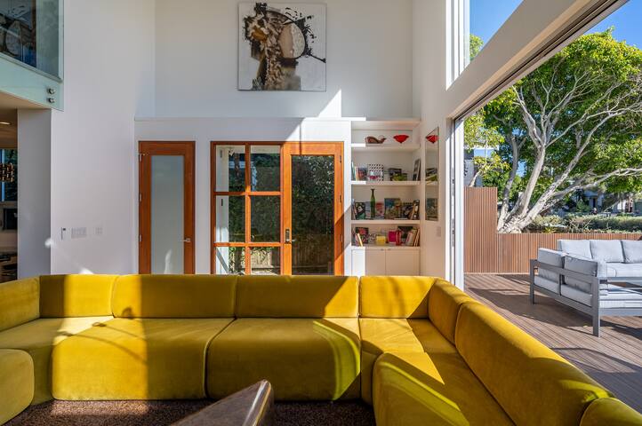 Venice Canal House revovated with modern theme gallery image 3