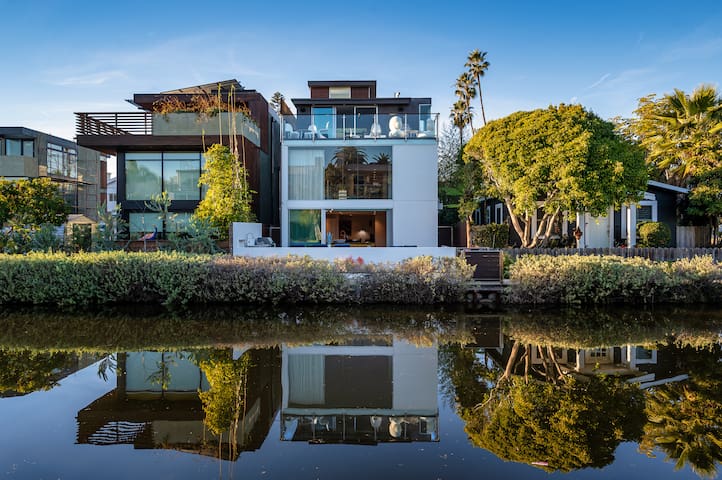 Venice Canal House revovated with modern theme