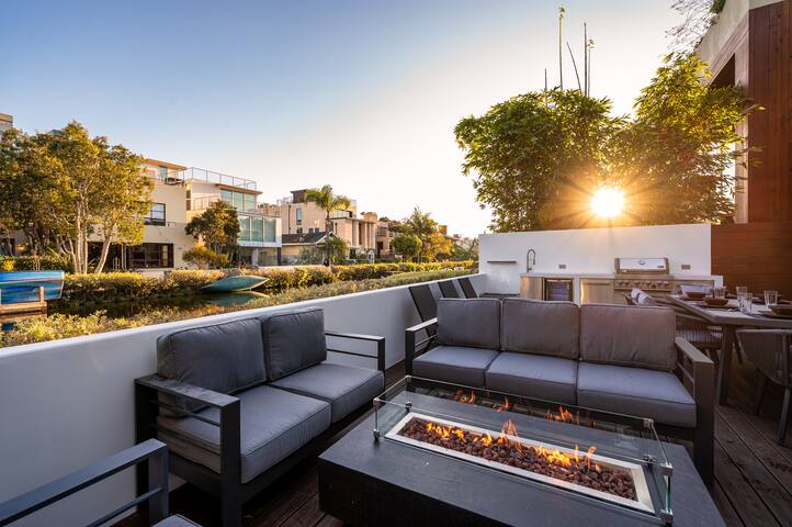 Venice Canal House revovated with modern theme gallery image 4