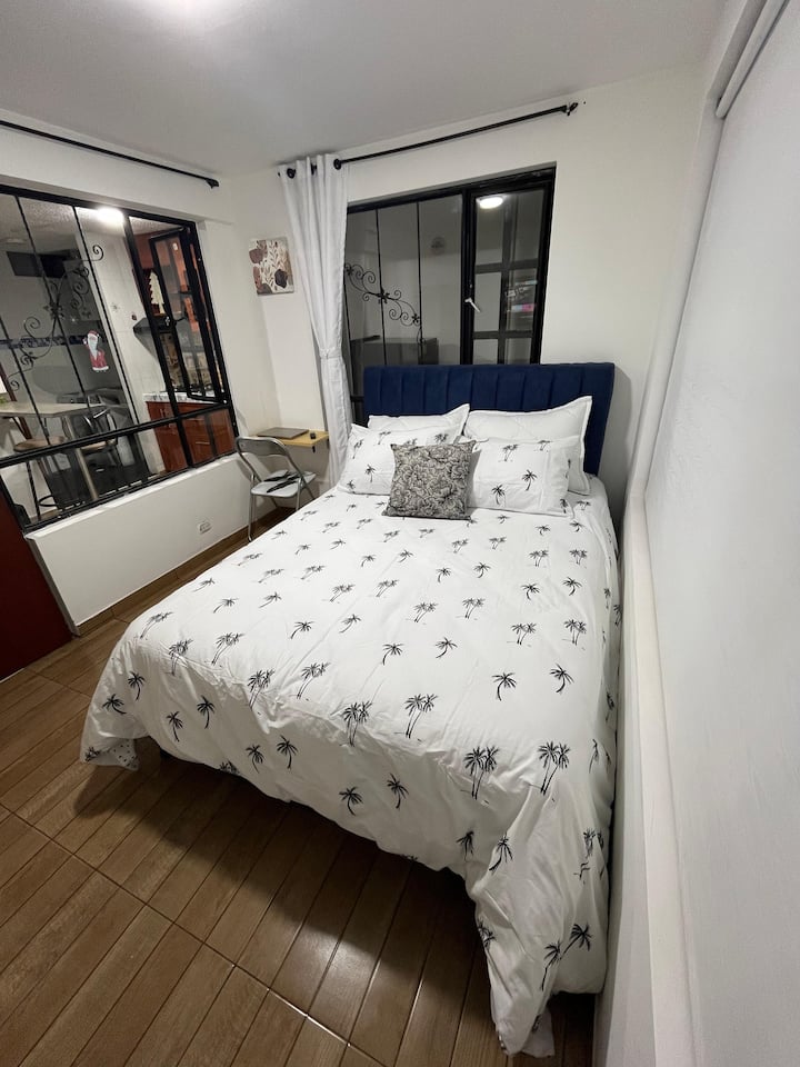 Habitación 1: consta de una cómoda cama doble con un TV Smart de 32" con aplicaciones de streaming como Netflix, un escritorio pequeño y un closet. habitación con ventana la cual tiene vista al interior del apartamento.
