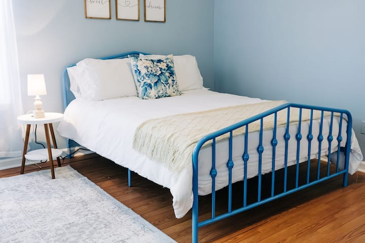 Quarto #2 com cama queen size e banheiro privativo