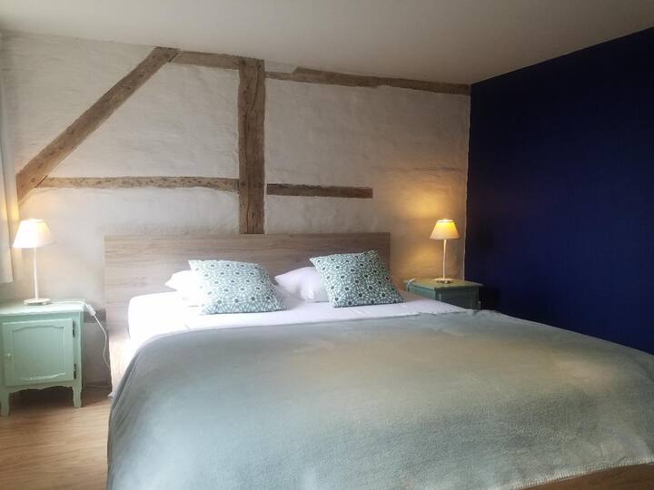 Chambre du 1er étage avec un lit double