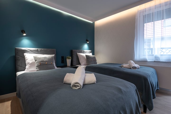 Gezellige slaapkamer met twee eenpersoonsbedden.