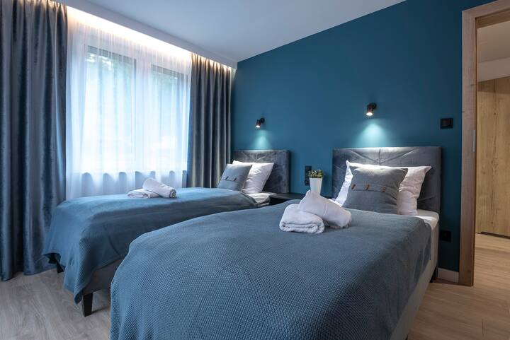 Een slaapkamer met twee aparte bedden, perfect voor kinderen of vrienden.