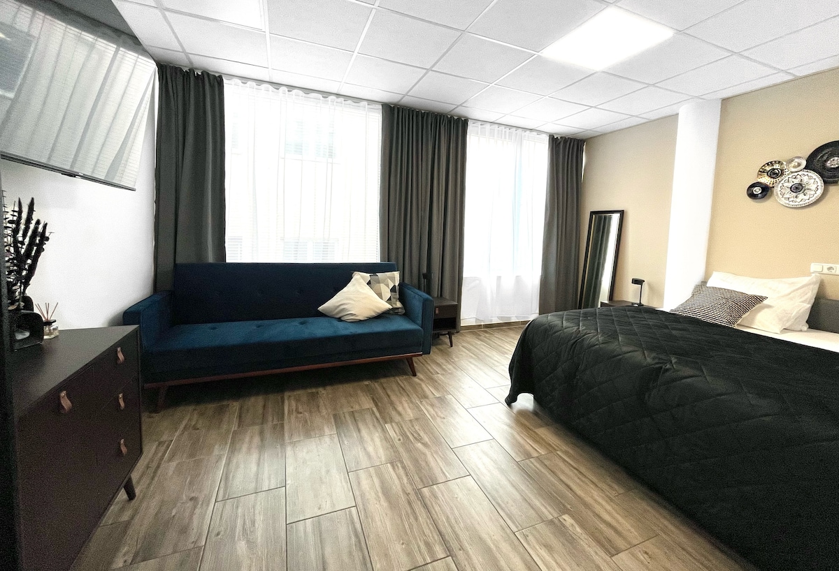 Დიდი ზომის ყუთი ზამბარიანი საწოლი (2მx2მ) ან განცალკევებული, როგორც ერთადგილიანი საწოლი (1მx2მ), ასევე ზამბარიანი გასაშლელი დივანი და 55" ტელევიზორი.