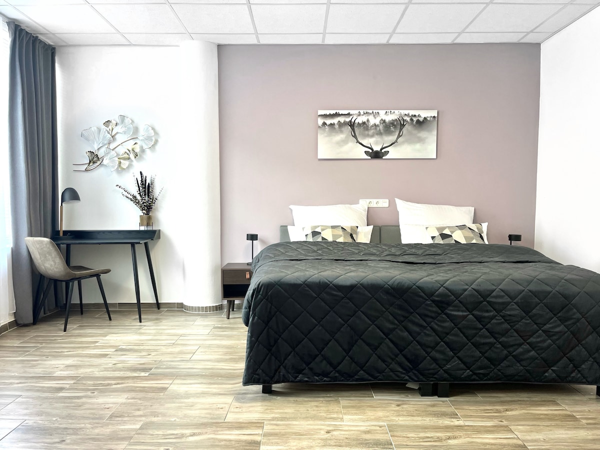 Დიდი ზომის ყუთი ზამბარიანი საწოლი (2მx2მ) ან განცალკევებული, როგორც ერთადგილიანი საწოლი (1მx2მ), ასევე სამუშაო სივრცე. 