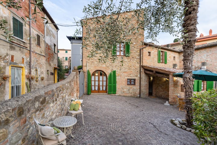 Casa Di Alice Nel Borgo, Apartment In Lajatico - Peccioli