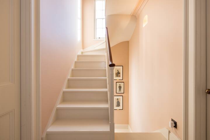 London Living – 3 Bedroom Home in Chelsea gallery image 4