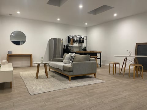 Top Airbnb: Spacious 1 bedroom guesthouse in Mascot