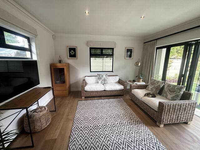 Self-catering Pool-side Guesthouse