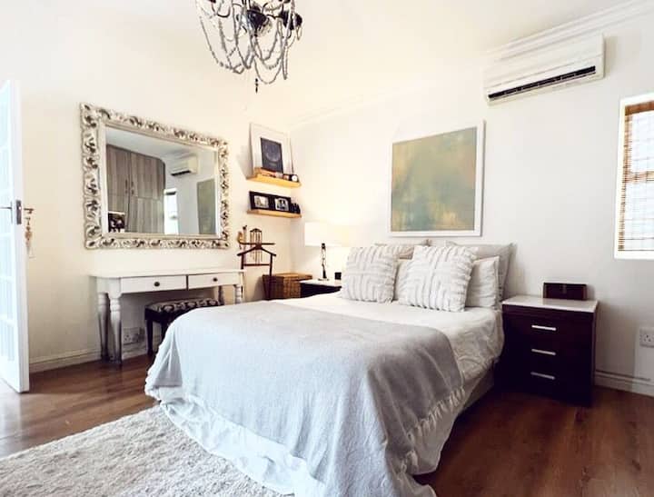 Escaleras de medio camino en el segundo dormitorio (cama tamaño queen) 