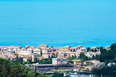 Annuncio Airbnb popolare: LEVANTO House in a typical Ligurian village with sea view a Levanto