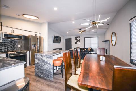 LuXuRy Retreat 8 beds mins From  downtown&Airport