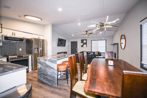 LuXuRy Retreat 8 beds mins From downtown&Airport