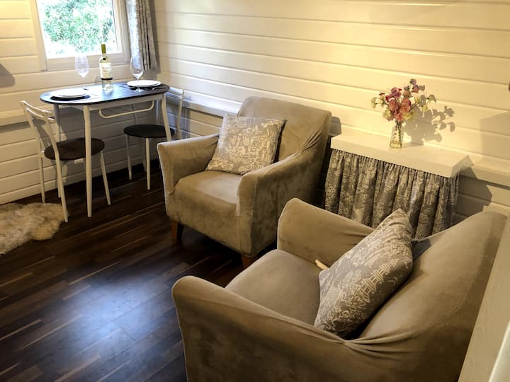 Cozy Rustic Log Cabin In Wooded Area! - 저지섬