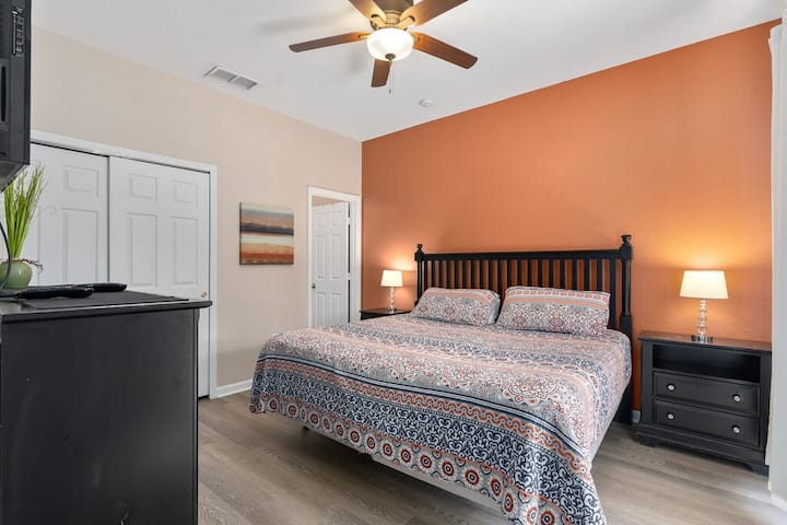 Dormitorio principal con cama tamaño king
