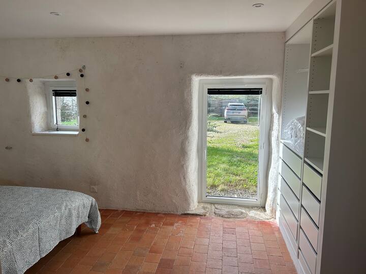 חדר השינה בקומת הקרקע, צד החצר.