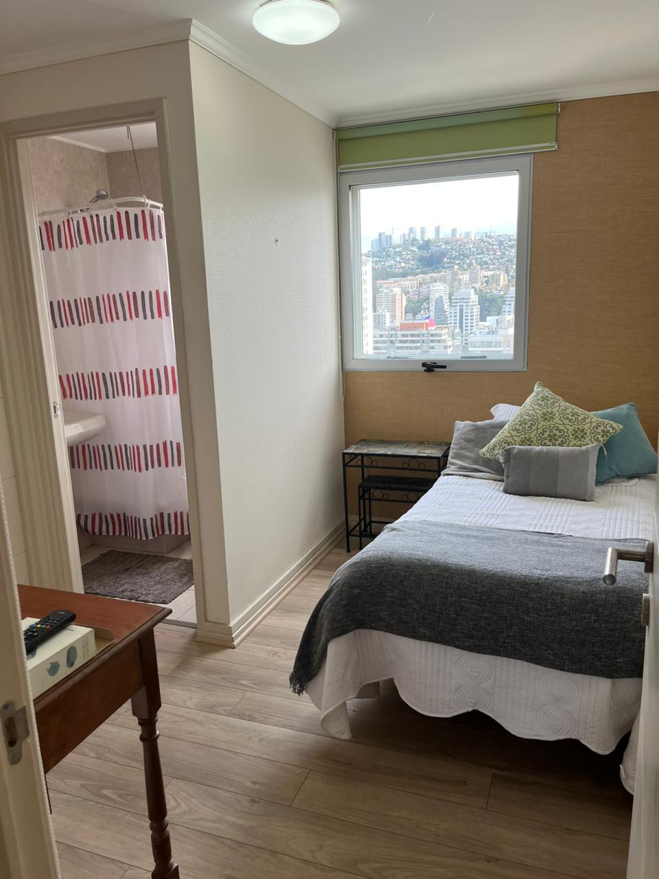 יחידת שירות עם מיטת יחיד וחדר רחצה וטלוויזיה מובנים