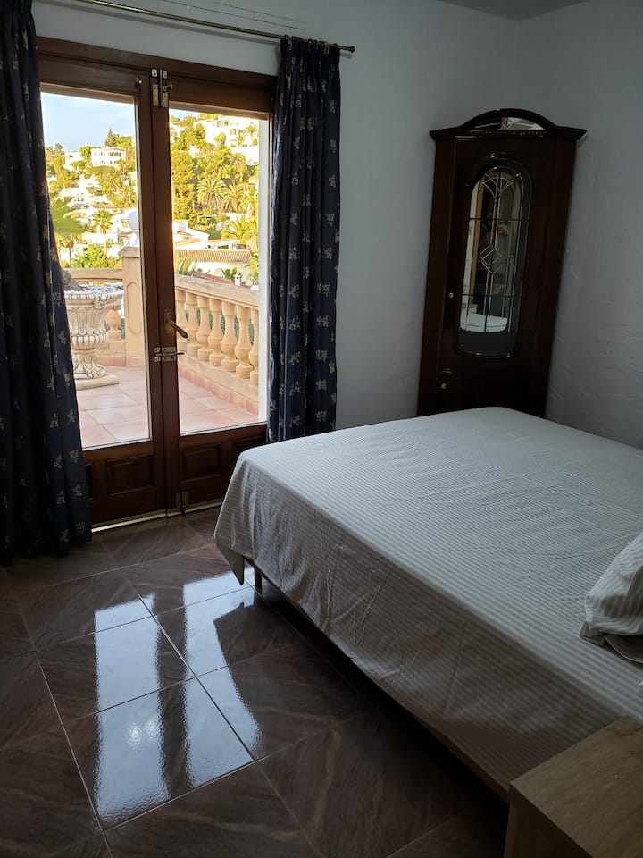 חדר שינה בקומה הראשית עם מיטת אירו קינג (קווין סייז אמריקאי) וגישה ישירה לקצה הצפוני של המרפסת הראשית. כולל מיזוג אוויר, חימום, מצעים נעימים ואחסון עם קולבים - אידיאלי כדי ליהנות מהרוח או לצאת ישר החוצה.