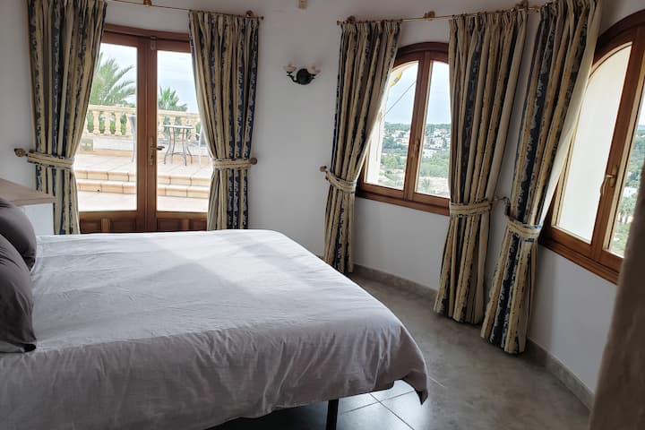 להתעורר לאור טבעי ונופים שלוים מהסוויטה הראשית. דלתות זכוכית נפתחות למרפסת פרטית - מושלמת לקפה בוקר או לשקיעה.