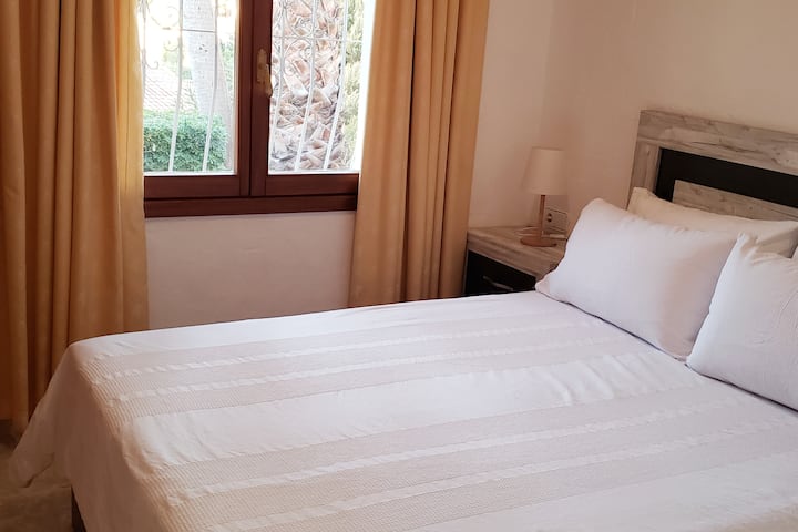 חדר שינה בקומה התחתונה עם מיטת אירו קינג (קווין סייז אמריקאי), מיזוג אוויר, חימום, שפע של מקום אחסון - נוח ושקט, מושלם להירגעות אחרי יום בחוץ.