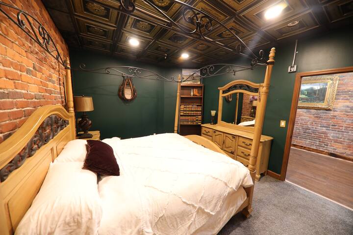 Broadway! 4br/2bth 2500sf Art Gallery/Steam Room gallery image 5