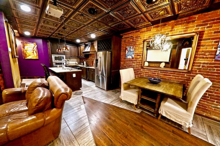 Broadway! 4br/2bth 2500sf Art Gallery/Steam Room