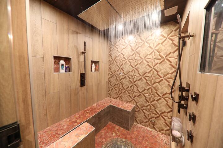 Broadway! 4br/2bth 2500sf Art Gallery/Steam Room gallery image 3