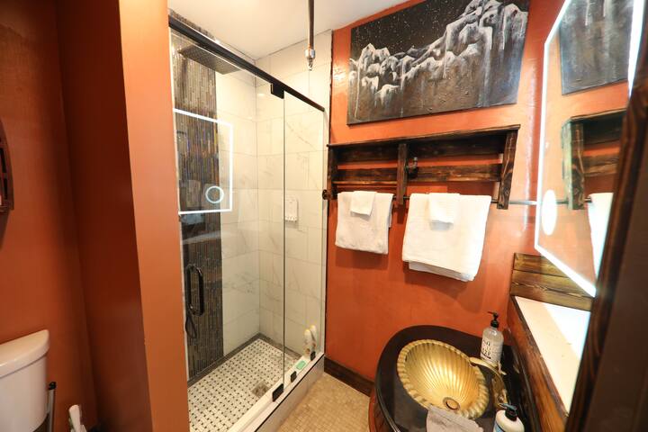 Broadway! 4br/2bth 2500sf Art Gallery/Steam Room gallery image 4