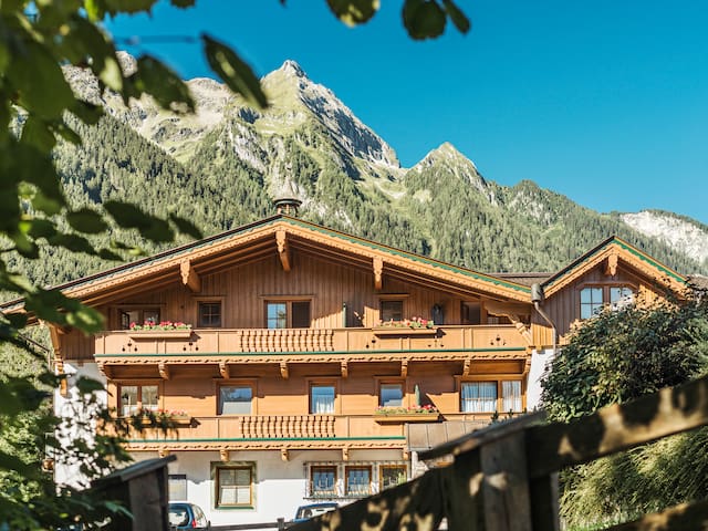 Entire home with 1 bedrooms in Zillertal - Gästehaus Brückenhof, Doppelzimmer