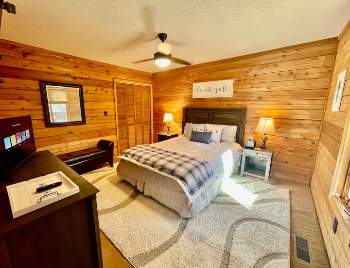 Queen Bedroom iko katikati/ngazi kuu ya nyumba.