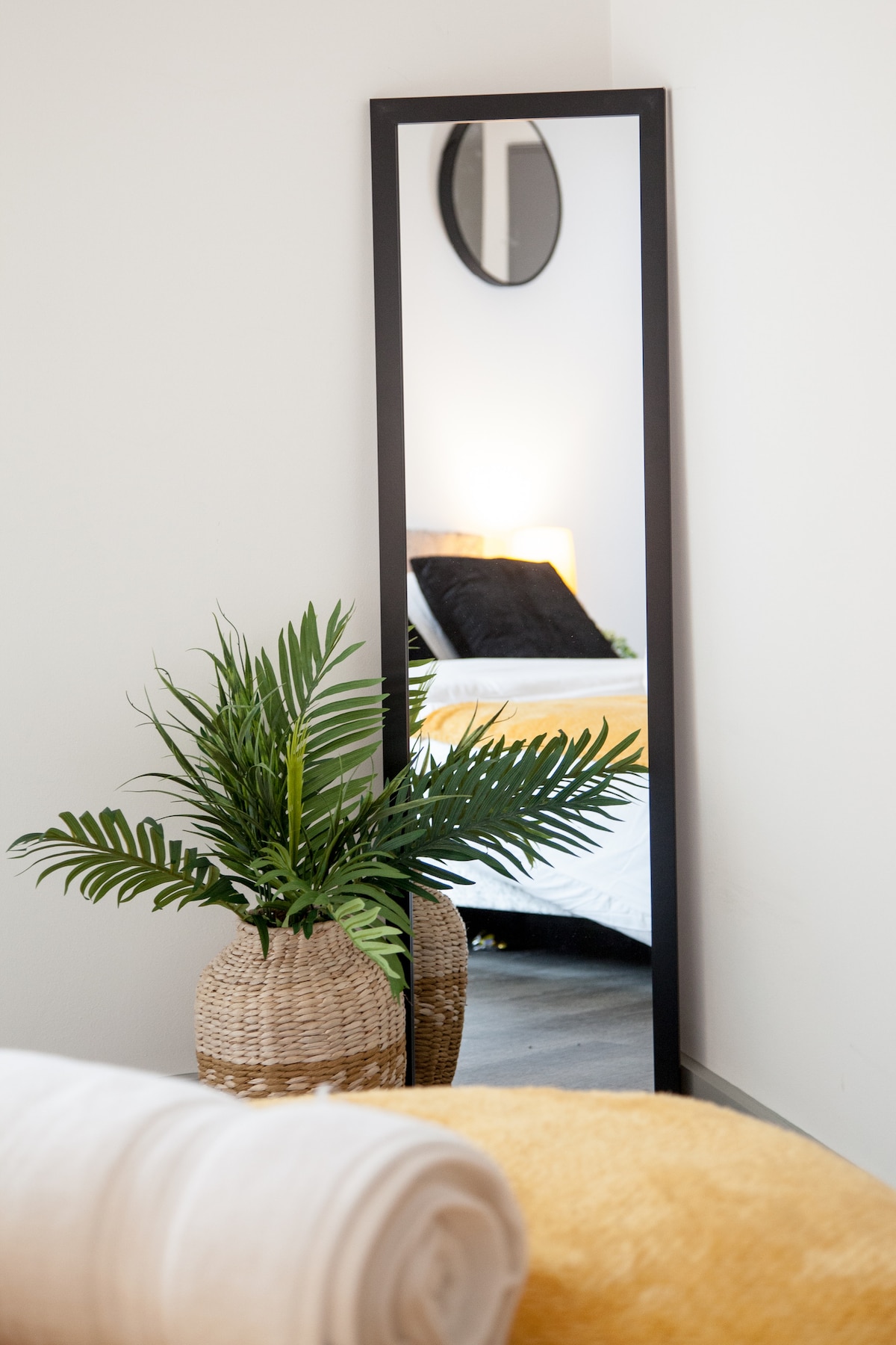 Მყუდრო და დახვეწილი თანამედროვე საძინებელი მოდური დეკორით, რომელიც კომფორტულ დასვენებას გპირდებათ. 