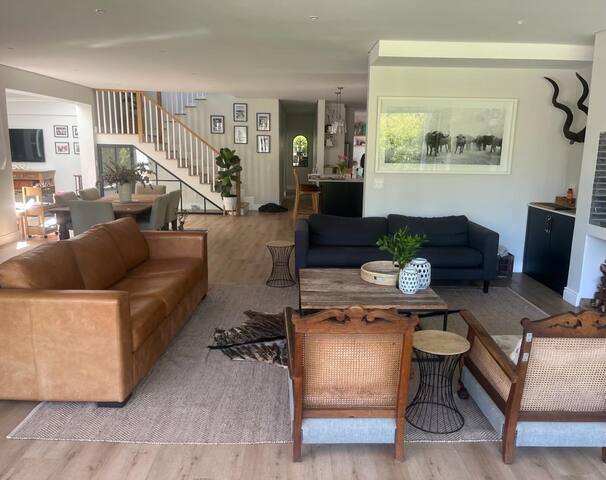 Spacious Family Home with Pool gallery image 4