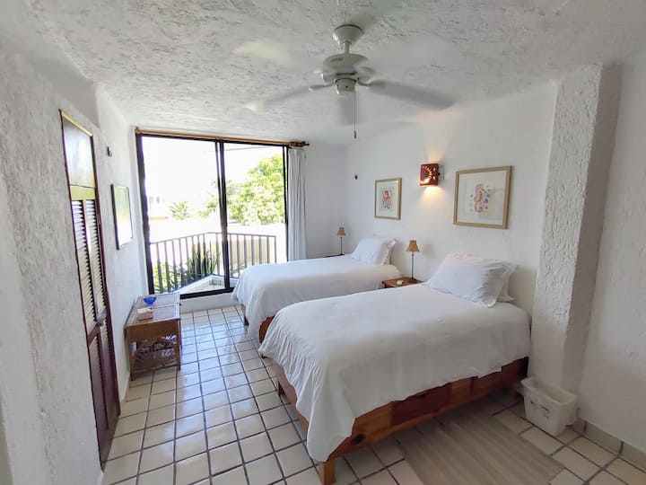 Втора спалня. Две единични легла могат да бъдат събрани, за да се получи двойно легло. Осигурено е спално бельо.