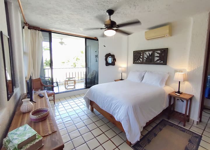 Голяма спалня, самостоятелен балкон с кът за сядане. Двойно легло. 