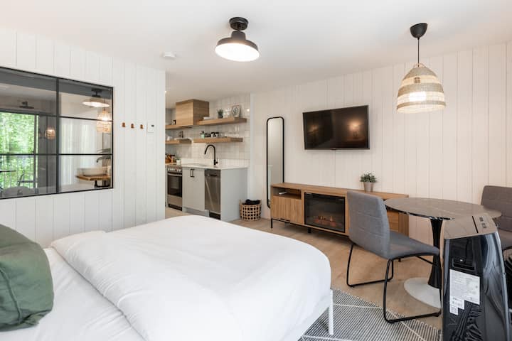 Modern Luxury Tremblant Loft + Pool & Spa Access - Mont-Tremblant