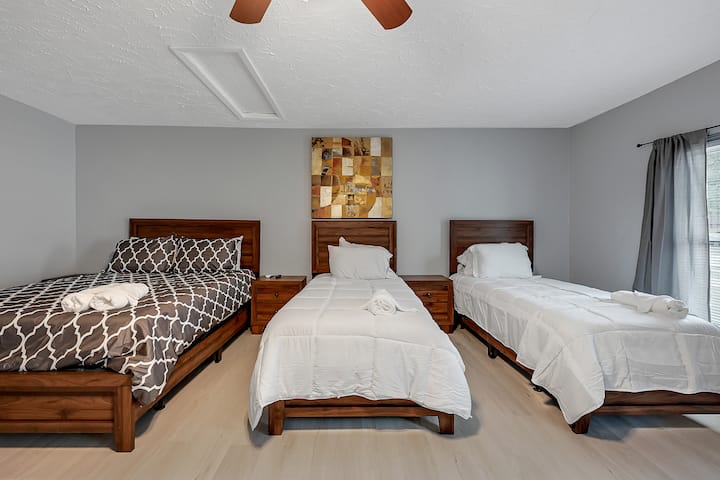 Კომფორტულად იტევს ოთხ სტუმარს.